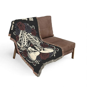 DipaliZ woven blanket with two kissing skulls among gothic roses