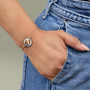 Bracelet with the couple’s photo inside the round charm, without the dashed line