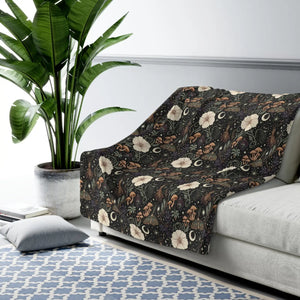 Sherpa pile reverse of the DipaliZ celestial floral fleece blanket
