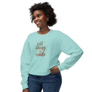 Cozy Crewneck Sweatshirt - just Vibing in the Middle - Dipaliz