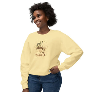 Cozy Crewneck Sweatshirt - just Vibing in the Middle - Dipaliz