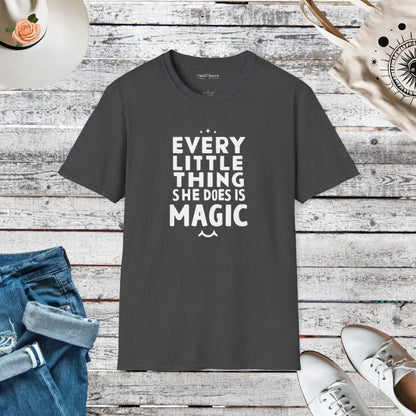 Everything she does is Magic Softstyle T-shirt - Dark Heather / s