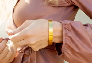 Peace Engraved Gold Cuff Bracelet Minimalist Style - Dipaliz - one Size / 18k Pvd Coating - Bracelets