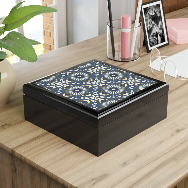 Luxurious Geometric Jewelry Box: Keep Valuables Safe in Style - Box